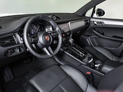 New 2026 Porsche Macan image 4