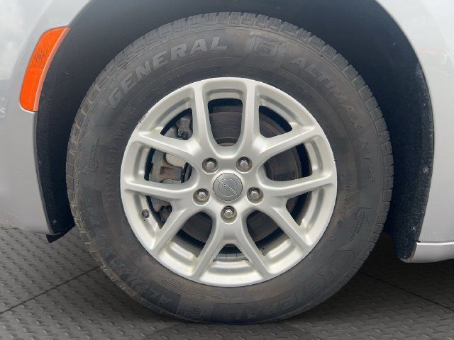 Used 2020 Chrysler Pacifica Touring-L FWD image 37