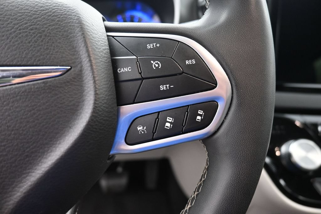 Used 2024 Chrysler Pacifica Touring-L FWD image 17