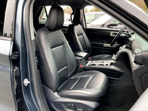 Used 2023 Ford Explorer XLT w/ Equipment Group 202A image 9