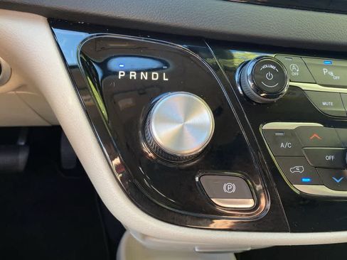 Used 2023 Chrysler Pacifica Touring-L FWD image 26
