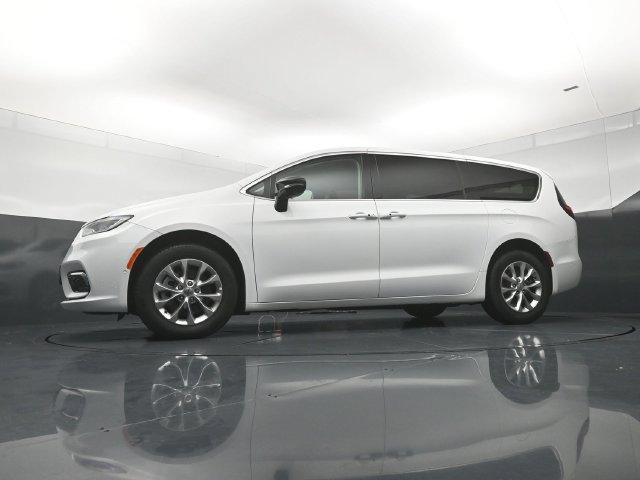 Used 2024 Chrysler Pacifica Touring-L AWD/4WD image 21