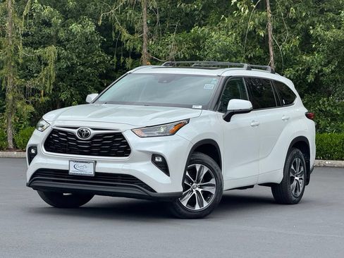 Used 2022 Toyota Highlander XLE AWD/4WD image 5
