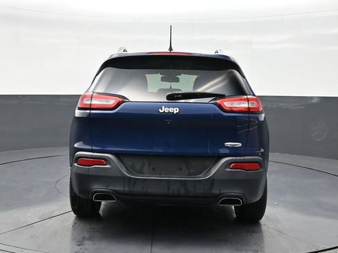 Used 2018 Jeep Cherokee Latitude Plus w/ Cold Weather Group FWD image 4