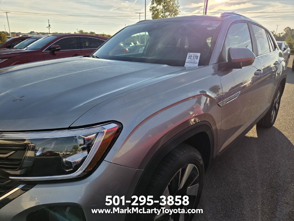 Used 2025 Volkswagen Atlas Cross Sport SE FWD image 9