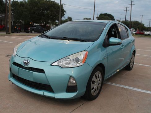Used 2014 Toyota Prius C Two image 2