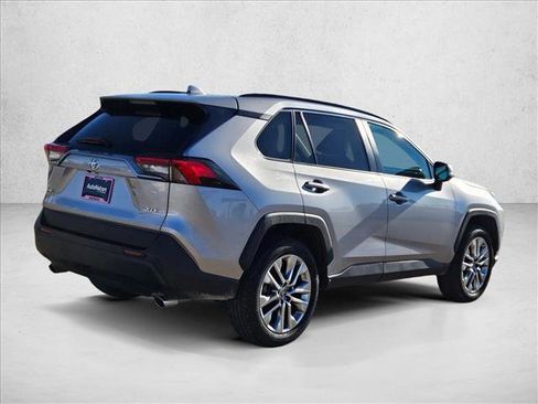 Used 2021 Toyota RAV4 XLE Premium image 5