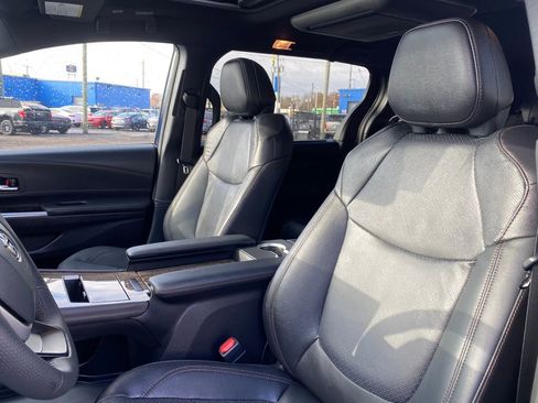 Used 2025 Toyota Sienna Platinum image 11