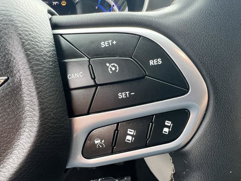 Used 2024 Chrysler Pacifica Limited FWD image 23