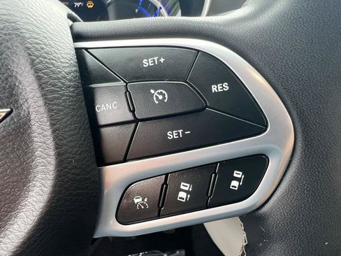 Used 2024 Chrysler Pacifica Limited FWD image 23