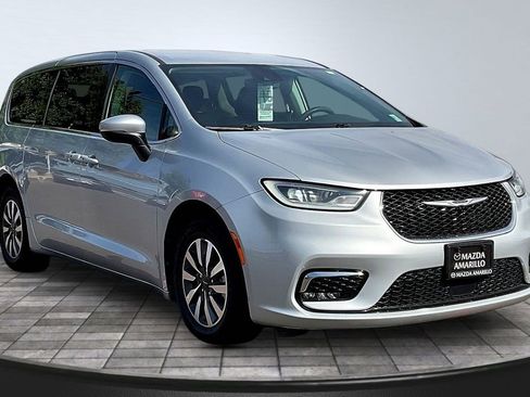 Used 2023 Chrysler Pacifica Touring-L FWD image 4