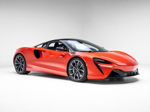 Used 2024 McLaren Artura RWD image 9