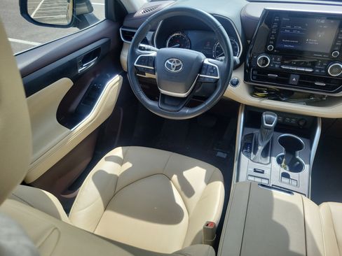 Used 2022 Toyota Highlander XLE image 15