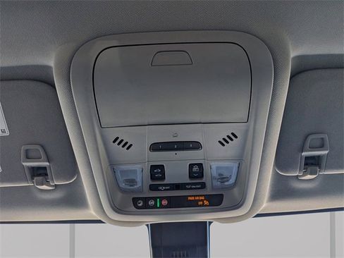 Used 2024 GMC Terrain SLT image 28