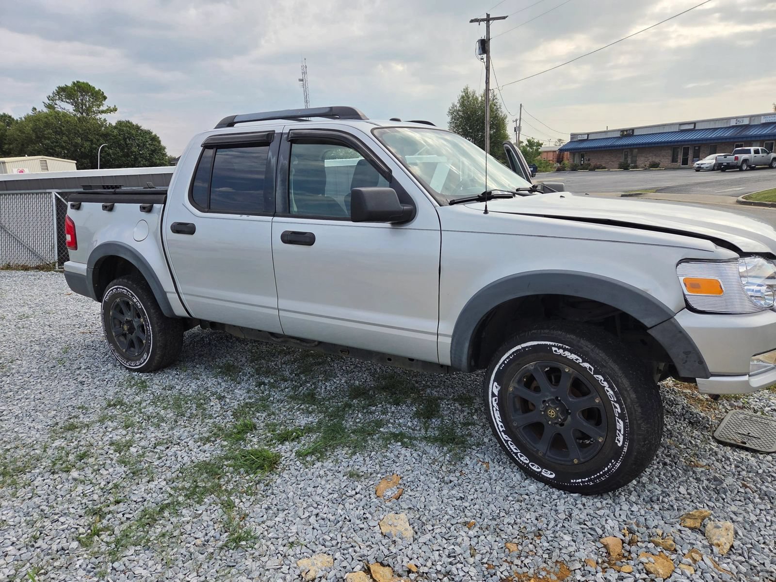 Used 2010 Ford Explorer Sport Trac XLT RWD image 2
