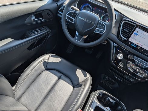 Used 2025 Chrysler Pacifica Select FWD image 9