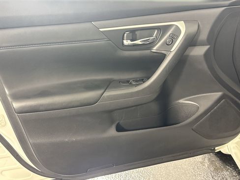 Used 2017 Nissan Altima 2.5 SR w/ LED Appearance Package image 33