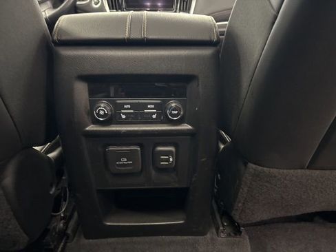 Used 2021 Chevrolet Traverse Premier image 32