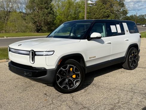 Used 2025 Rivian R1S Premium AWD/4WD image 1