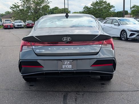 Used 2025 Hyundai Elantra Limited FWD image 4