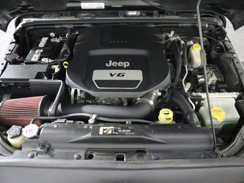 Used 2017 Jeep Wrangler Sahara w/ Connectivity Group image 30