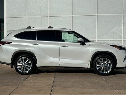 Used 2024 Toyota Highlander Limited image 3