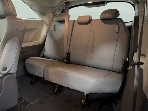 Used 2021 Toyota Sienna XLE image 19