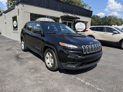 Used 2016 Jeep Cherokee Sport FWD image 4