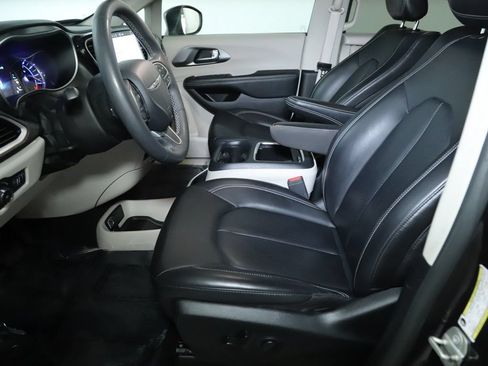 Used 2023 Chrysler Pacifica Touring-L FWD image 17