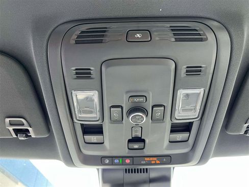 Used 2025 Chevrolet Suburban Premier image 37