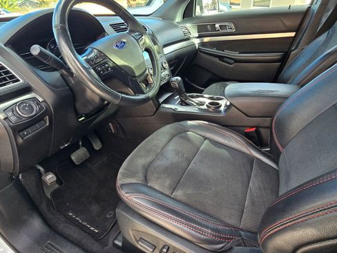 Used 2019 Ford Explorer XLT w/ Equipment Group 202A FWD image 9