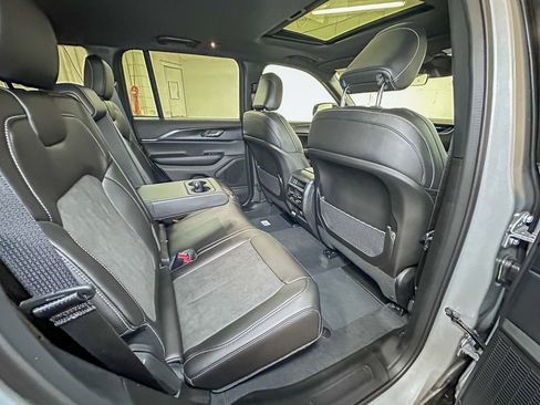 New 2025 Jeep Grand Cherokee Laredo image 4