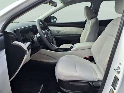 Used 2025 Hyundai Tucson SE FWD image 12