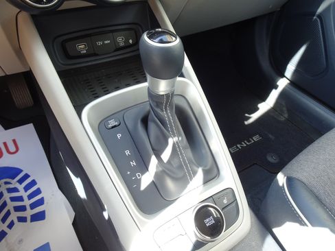 Used 2023 Hyundai Venue Limited FWD image 15