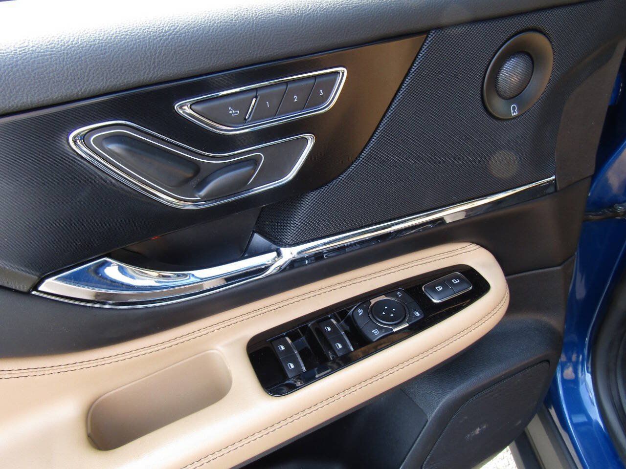 Used 2020 Lincoln Corsair Reserve w/ Equipment Group 201A AWD/4WD image 21