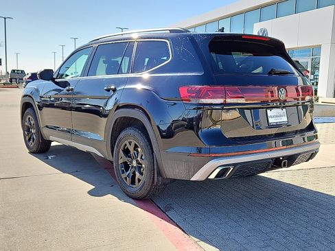 New 2026 Volkswagen Atlas Peak Edition image 2
