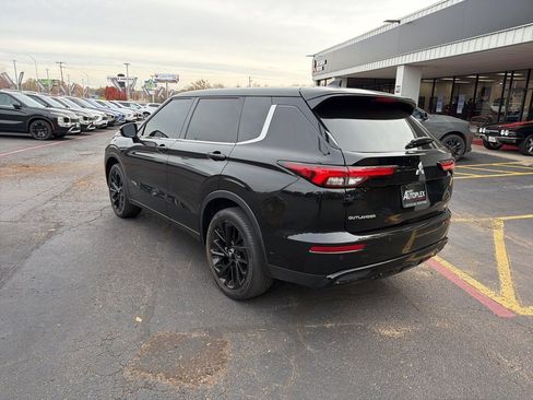 Used 2024 Mitsubishi Outlander SE Black Edition image 3