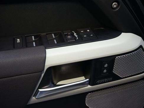 Used 2023 Land Rover Defender 130 X-Dynamic SE image 28