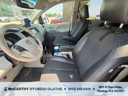 Used 2014 Toyota Sienna SE w/ SE Premium Package w/Entune FWD image 3