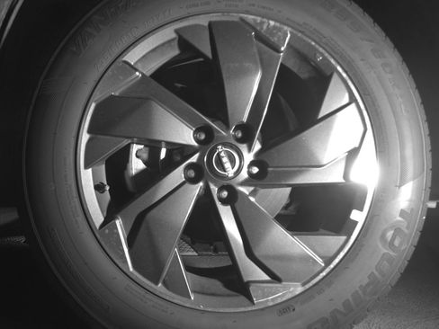 Used 2025 Nissan Rogue SV FWD image 12