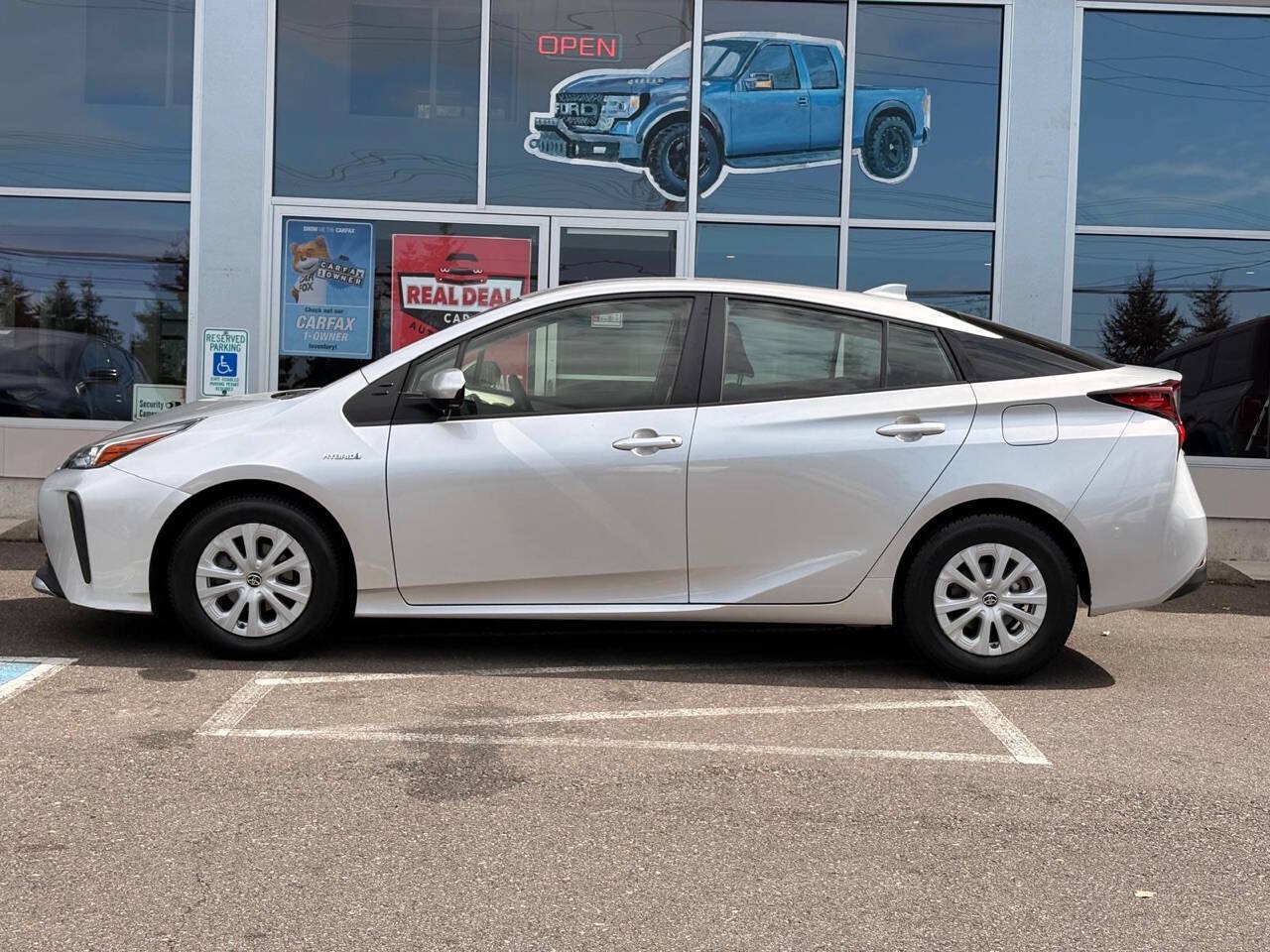 Used 2019 Toyota Prius L Eco FWD image 3