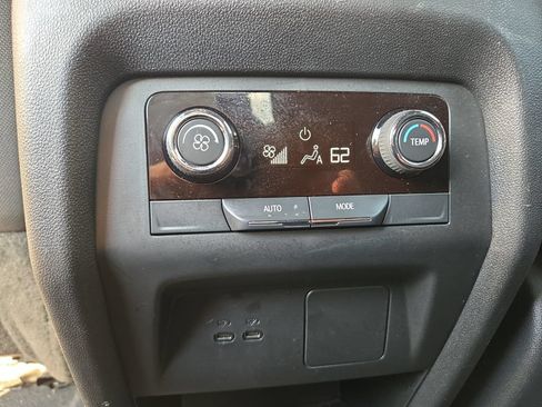 Used 2025 Chevrolet Traverse LT AWD/4WD image 37
