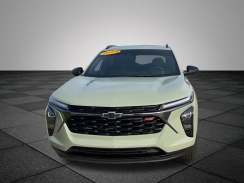Used 2024 Chevrolet Trax RS w/ Sunroof Package FWD image 2