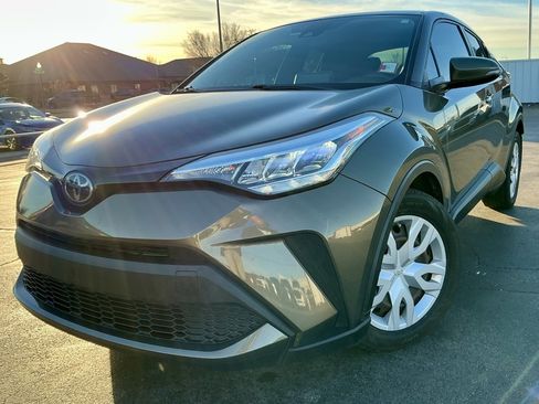 Used 2021 Toyota C-HR LE image 3