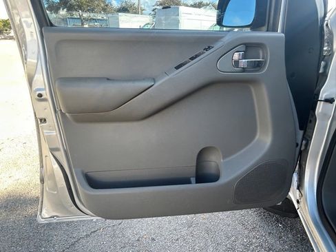 Used 2014 Nissan Frontier SV image 31