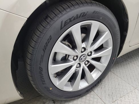 Used 2017 Toyota Camry XLE image 31