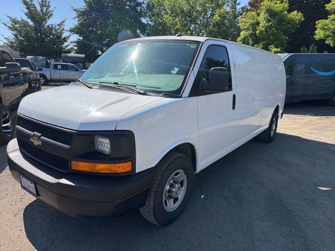 Used 2014 Chevrolet Express 2500 Extended RWD image 3