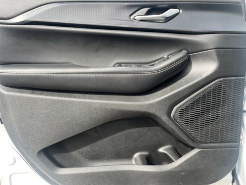 Used 2023 Jeep Grand Cherokee L Laredo image 15