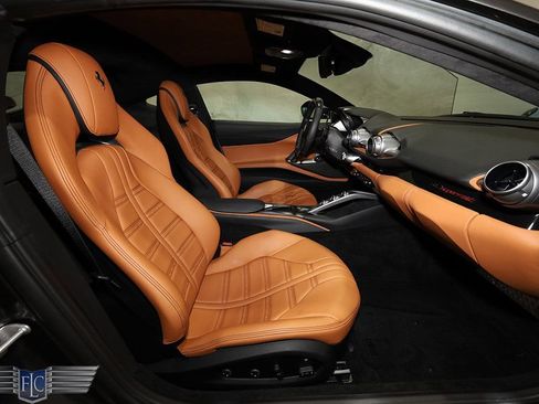 Used 2020 Ferrari 812 Superfast RWD image 18