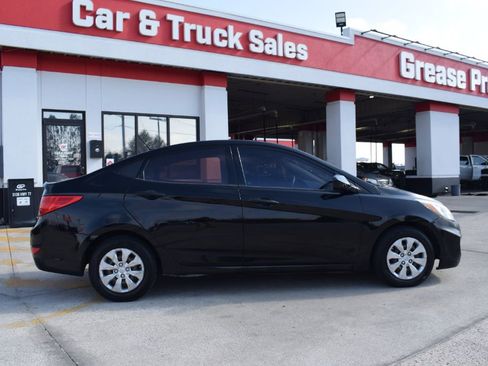 Used 2017 Hyundai Accent SE image 2